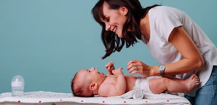 Mamá eligiendo cuál es el mejor pañal para recién nacido