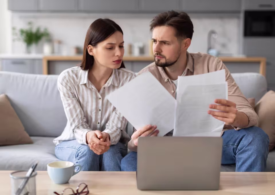 Papá primerizo y mamá primeriza discutiendo