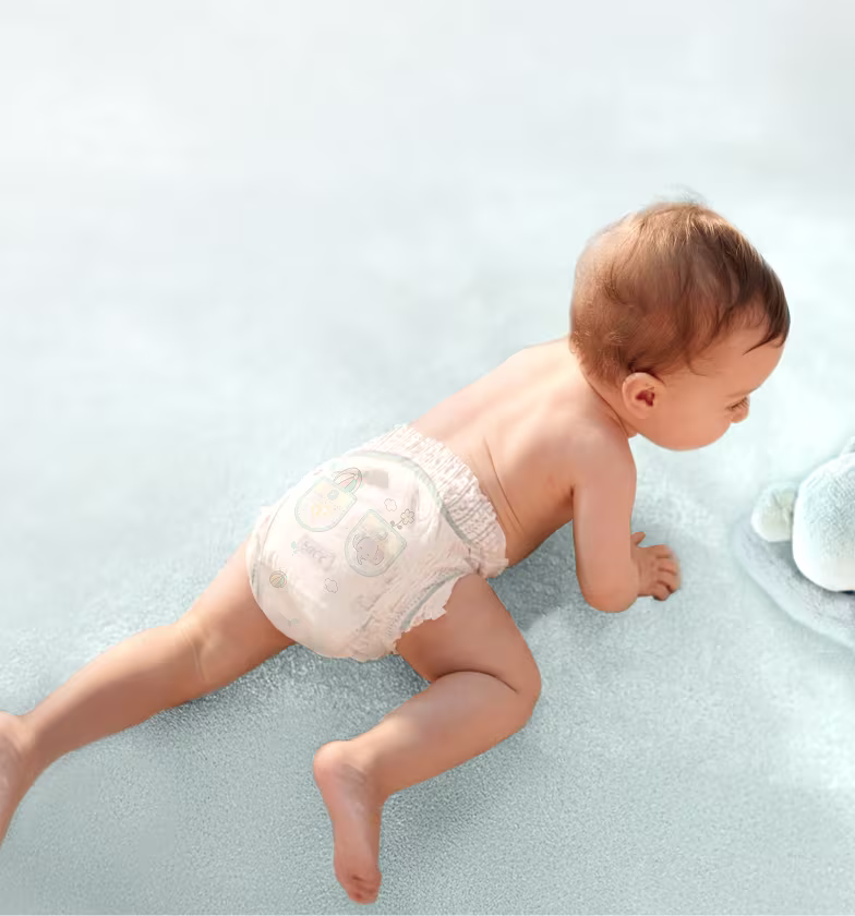 Krabbelndes Baby trägt eine Pampers® Premium Protection™ Pants
