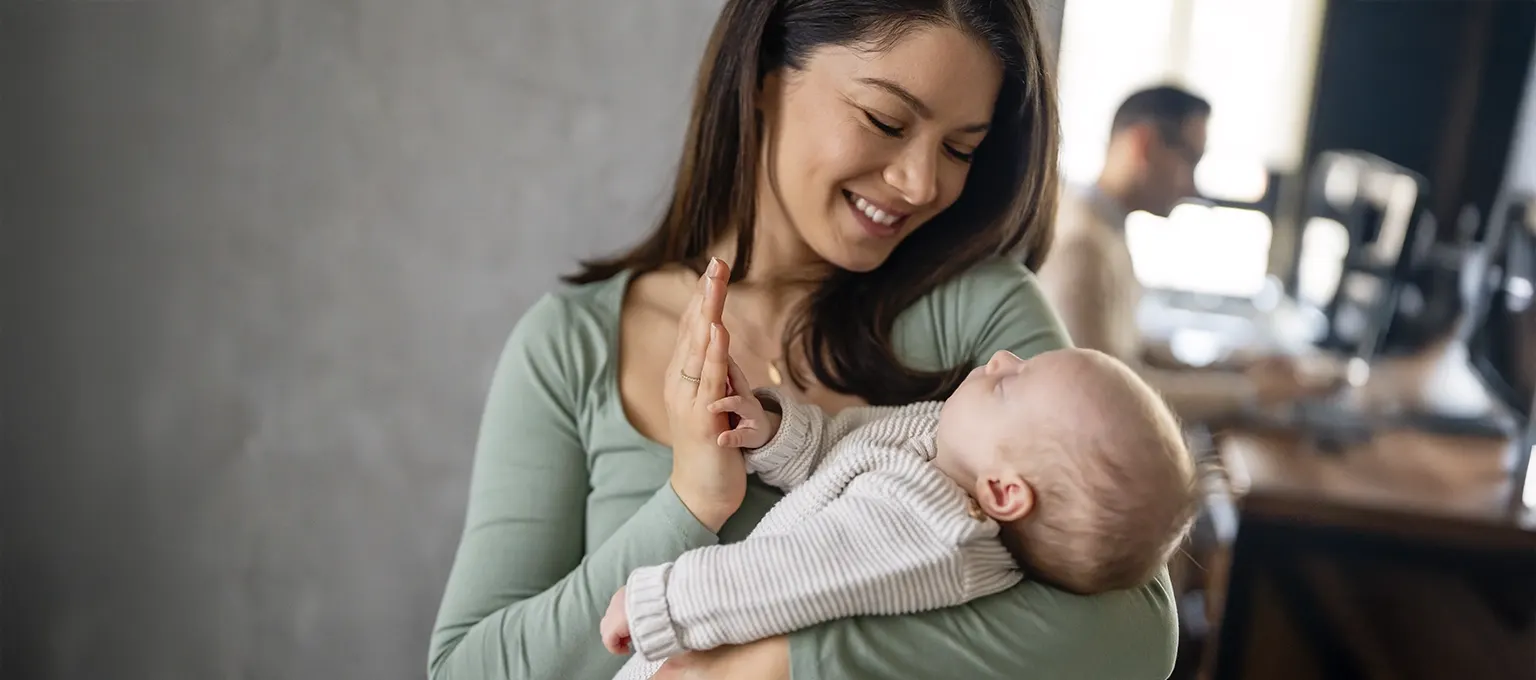 Mamá preguntándose mi bebé llora mucho y no duerme Mamá preguntándose mi bebé llora mucho y no duerme