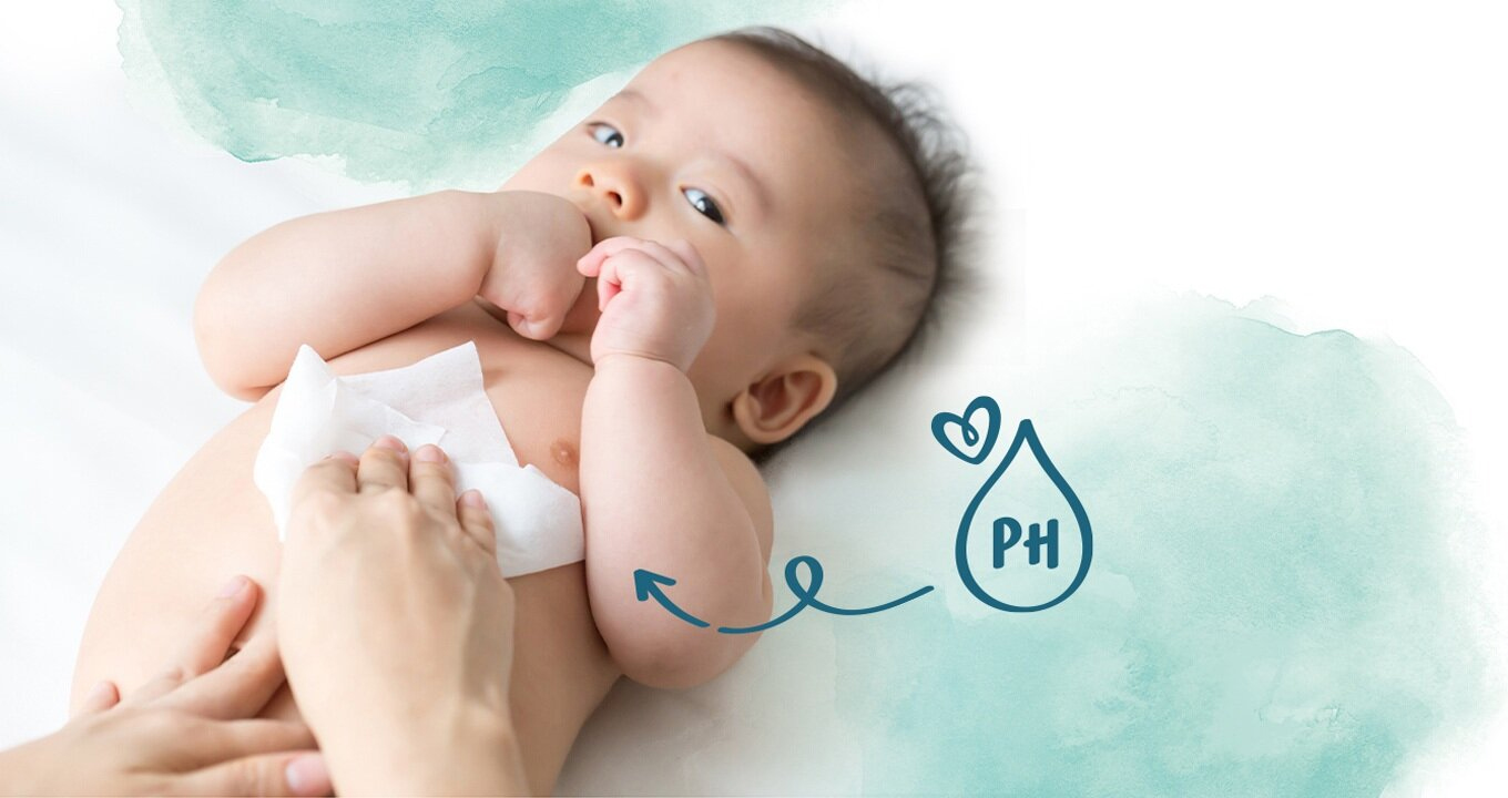 Baby das auf dem Rücken liegt wird sanft mit Pampers Sensitive Feuchttüchern sauber gemacht