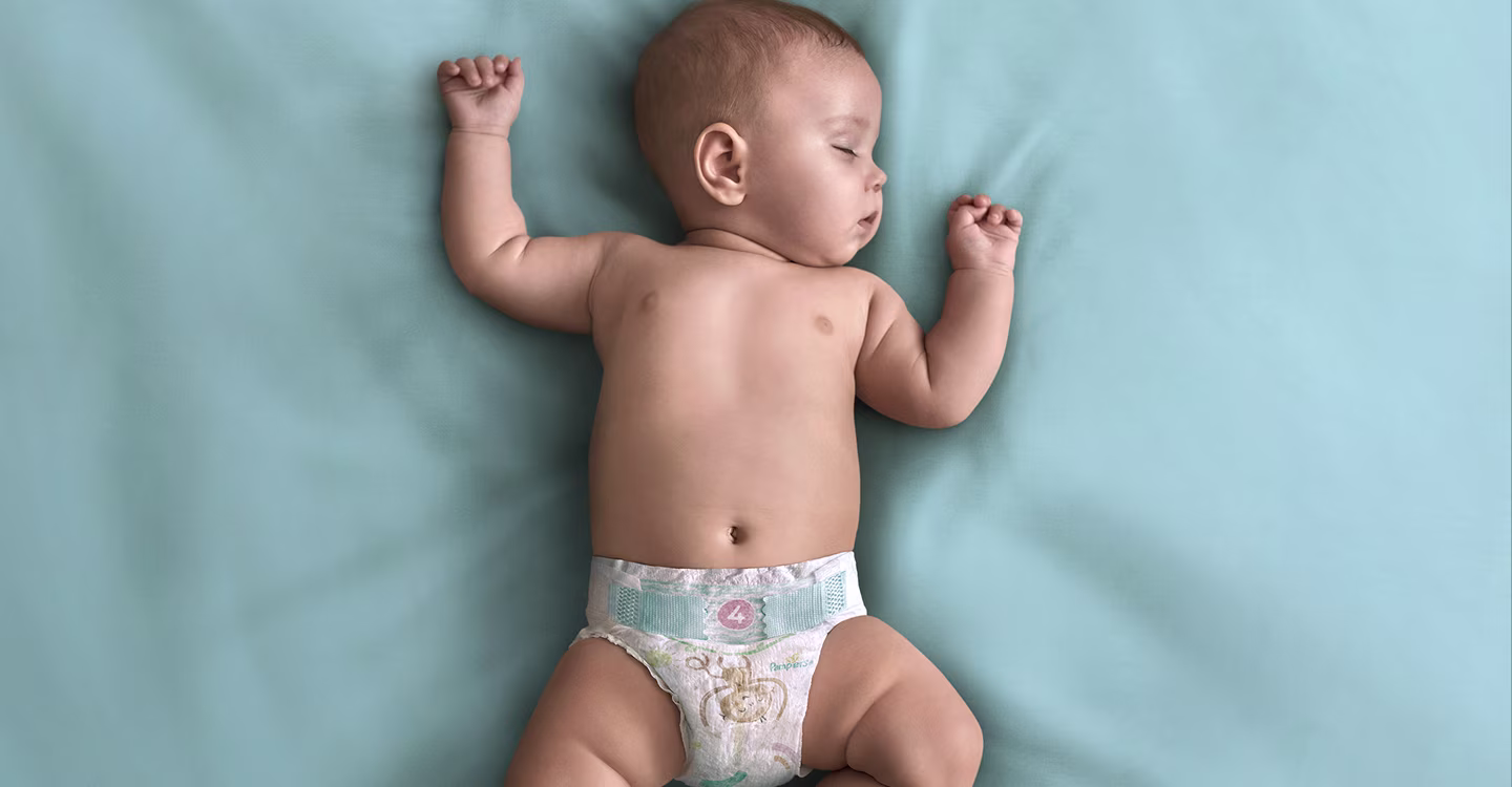 Bebé a dormir no berço