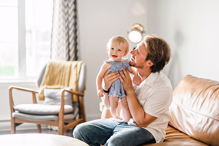 Μπαμπάς κρατάει αγκαλιά το μωρό του