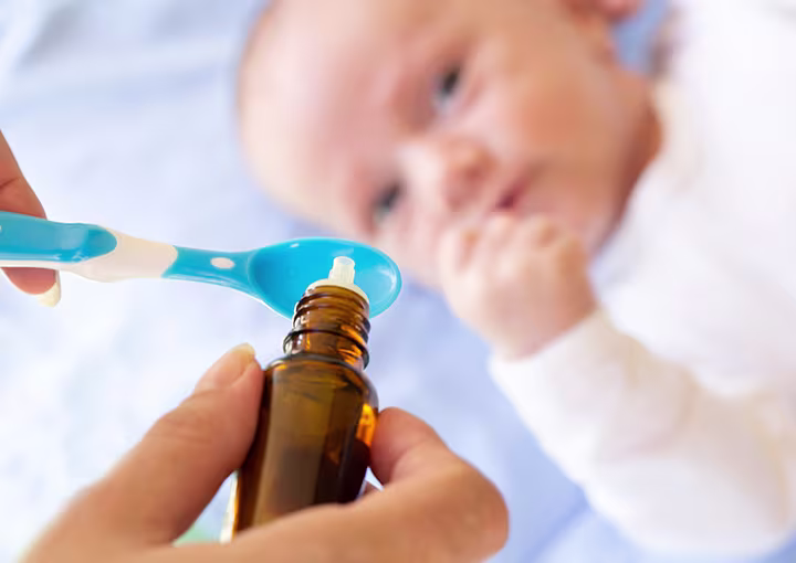 Baby nimmt Vitamin-D Tropfen ein