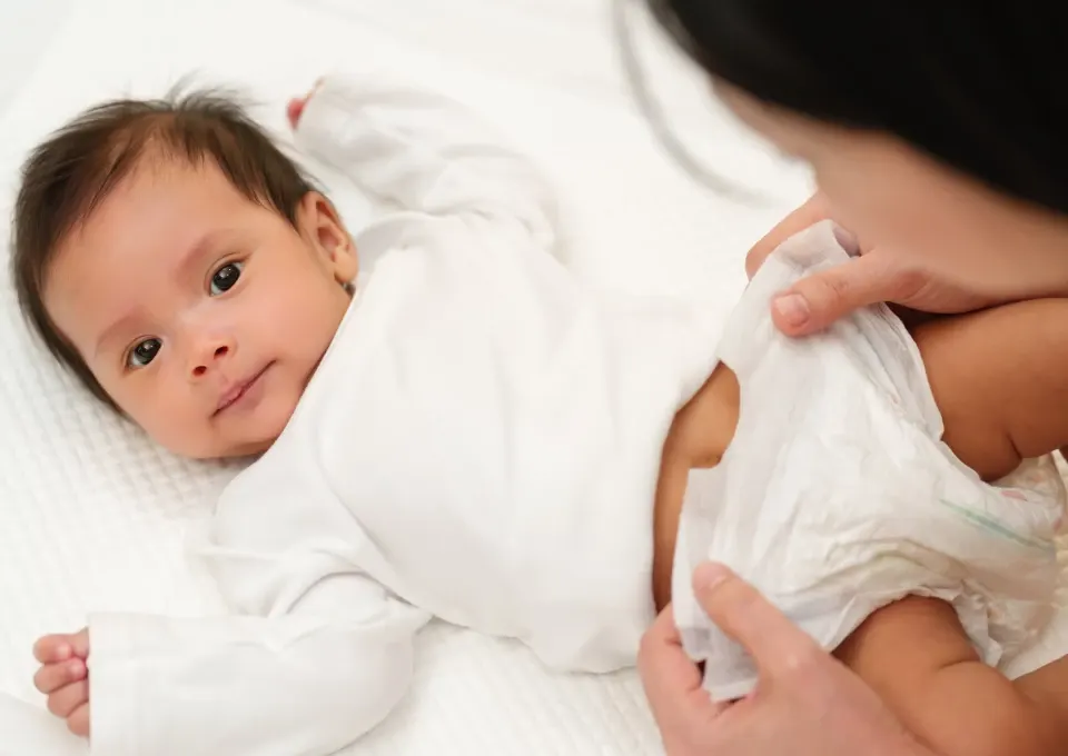Mamá cambiando pañales a su recién nacido