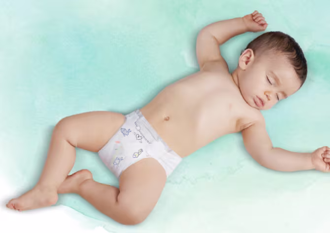 Schlafendes Baby trägt eine Harmonie Windel