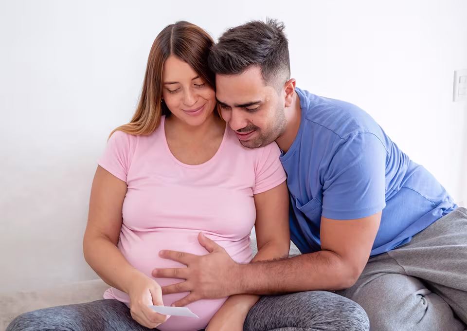Pareja feliz con primeros síntomas de embarazo