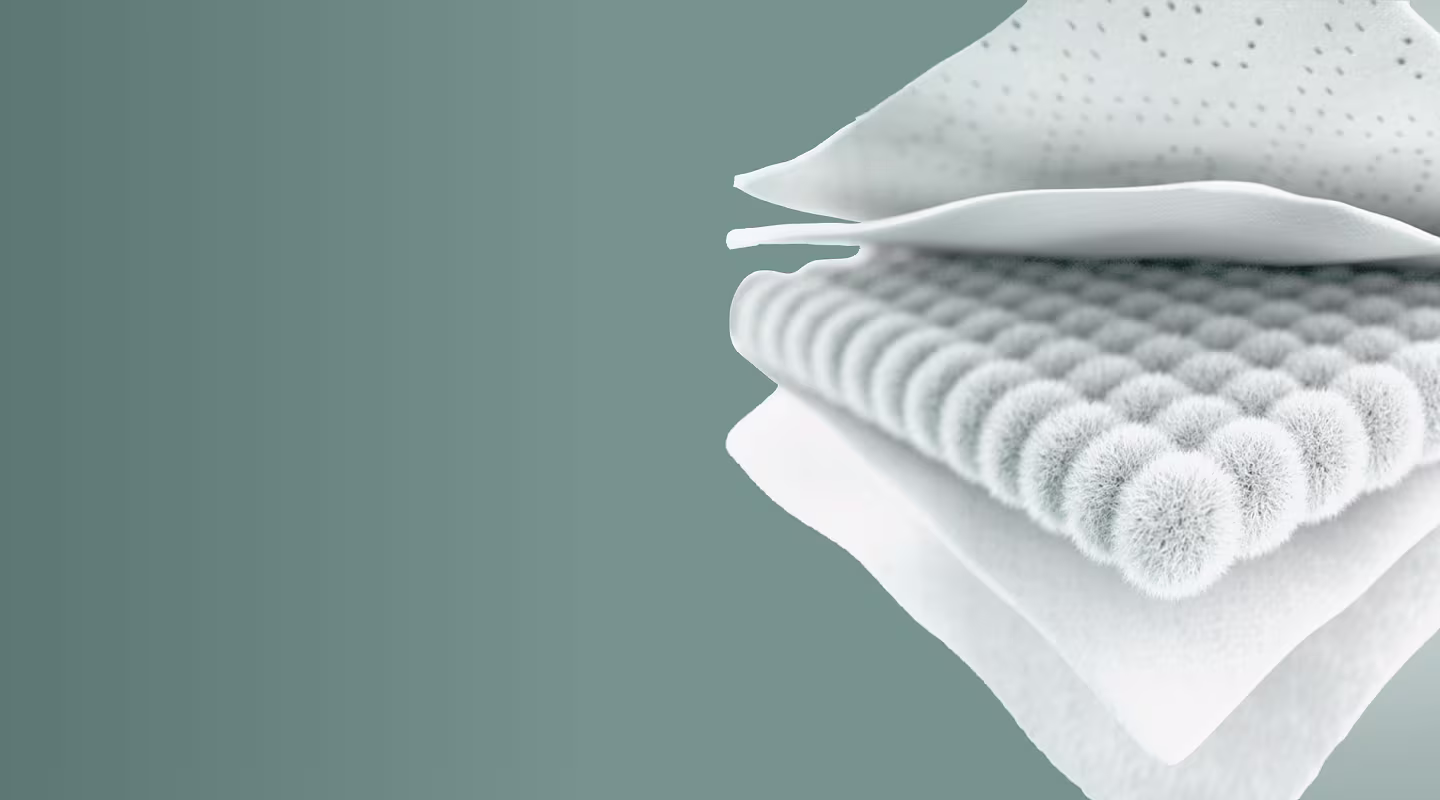 Primer plano de las 5 capas de un pañal Pampers AMORE