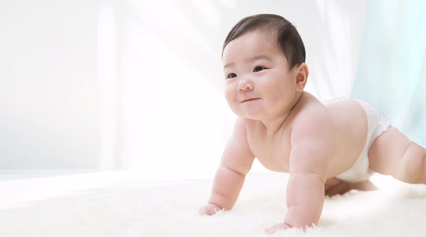 赤ちゃんがはいはいしている画像。おむつかぶれの原因からお肌を守る。(肌表面の余剰水分のこと)