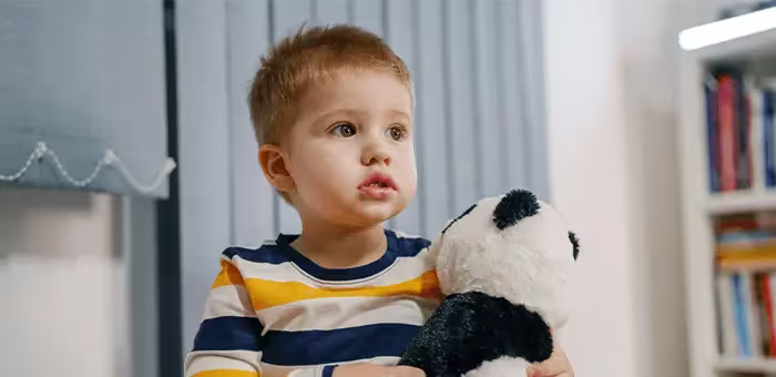 Bebé de 22 meses jugando con peluche