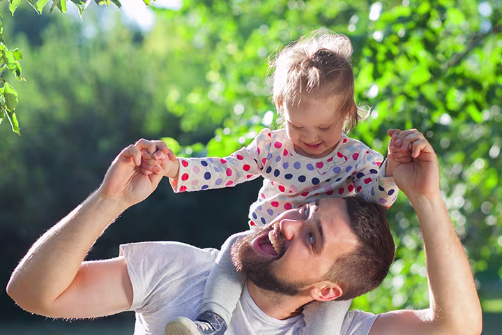 Κοριτσάκι κάθεται στους ώμους του μπαμπά του