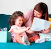 Menina desenhando com a sua mãe