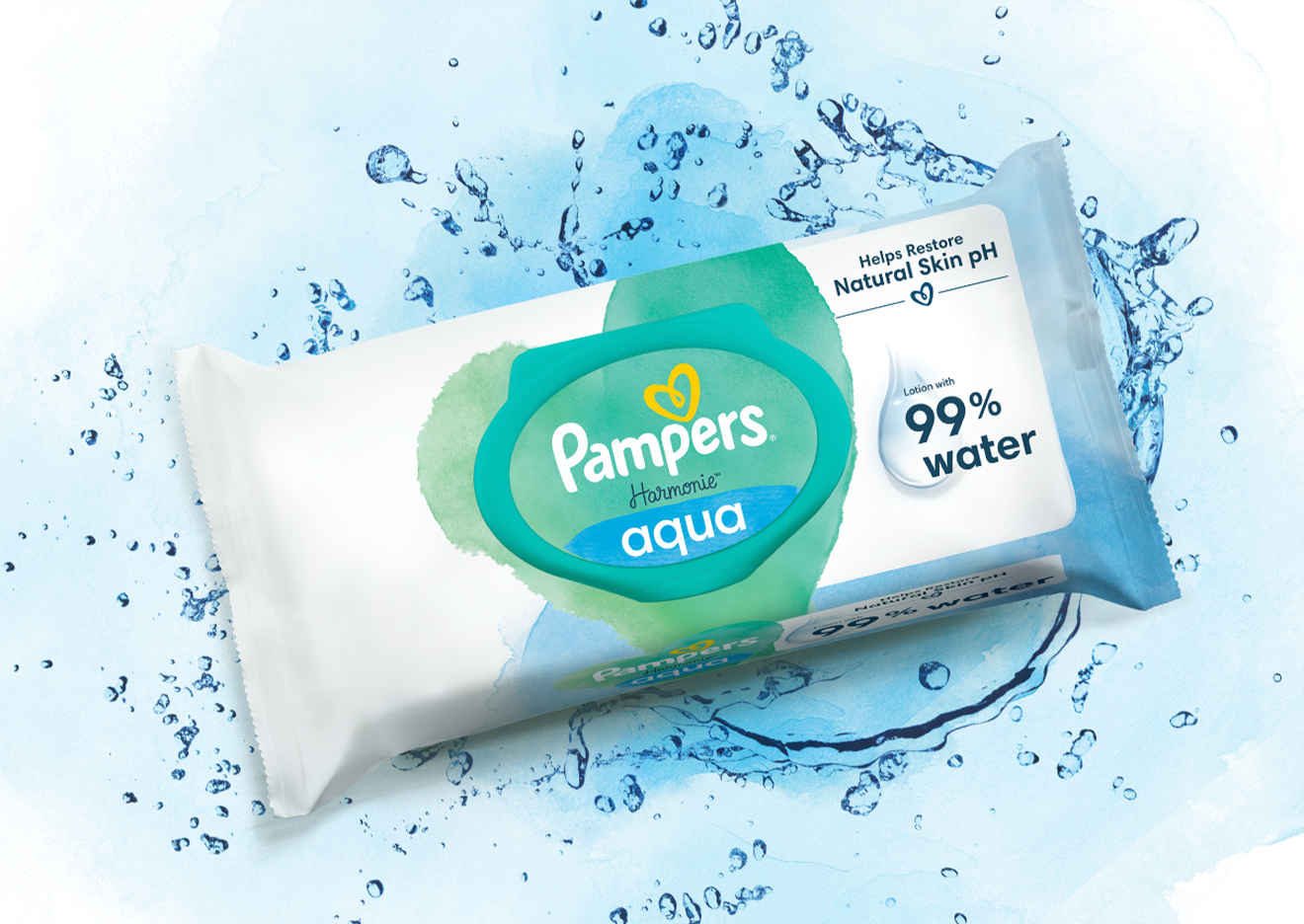 Imagine cu fundal blue ce remaintește de apă și în mijloc se află pachetul de șervețele umede Harmonie Aqua Wipes.