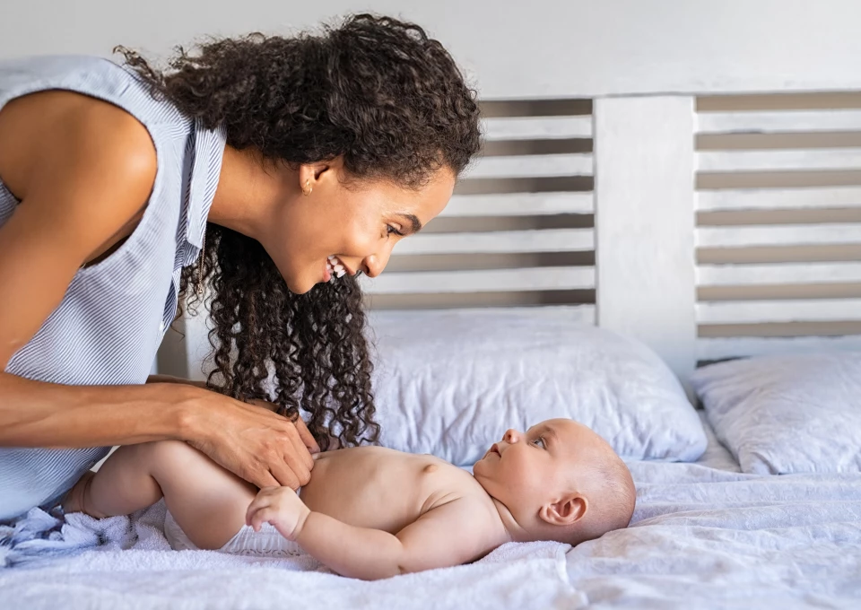 Mamá cambiando pañal a su bebé