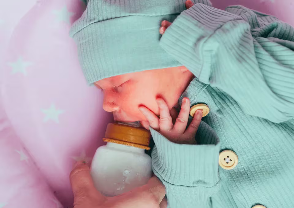 Bebé usando pañales