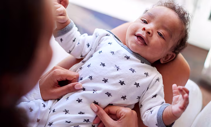 Premier sourire bébé : à quel âge apparaît-il ?