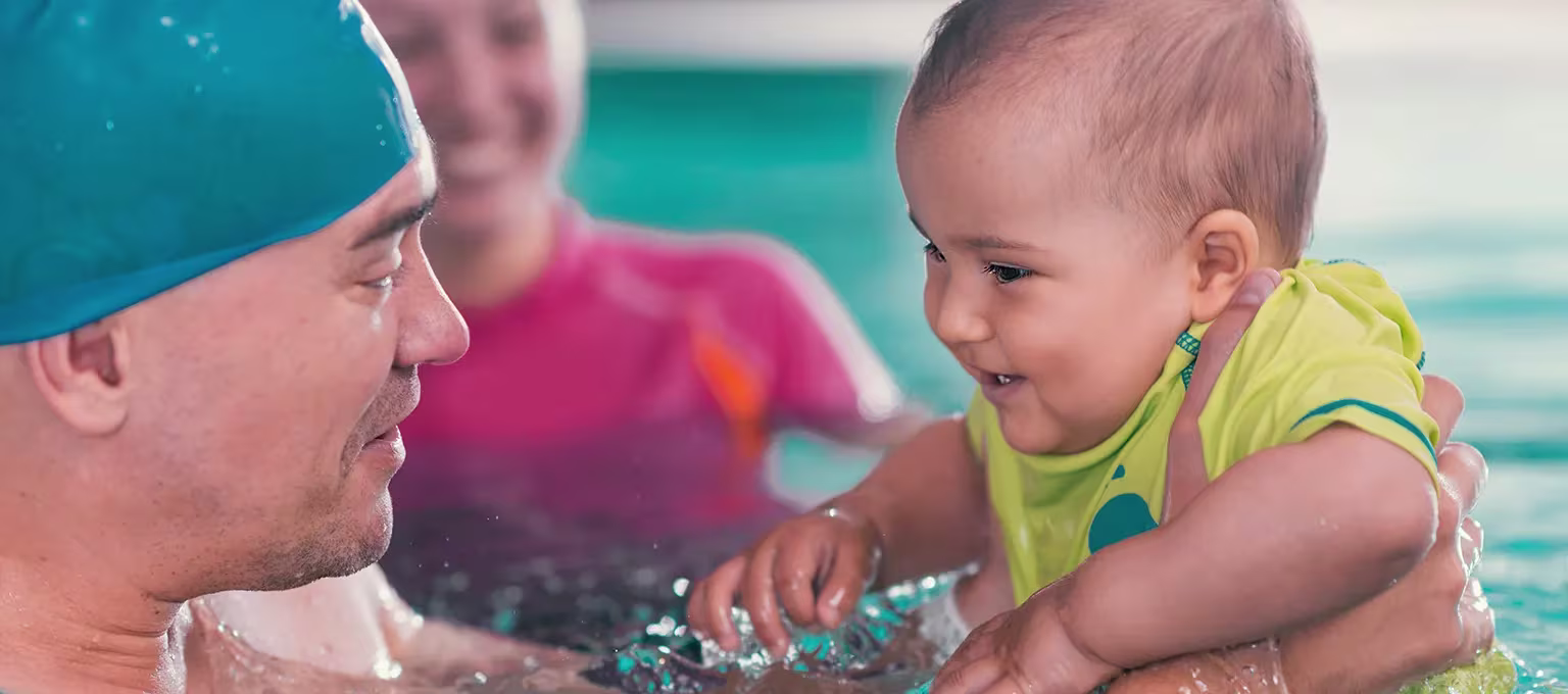 Clases de natación para bebés: Beneficios y cuándo empezar
