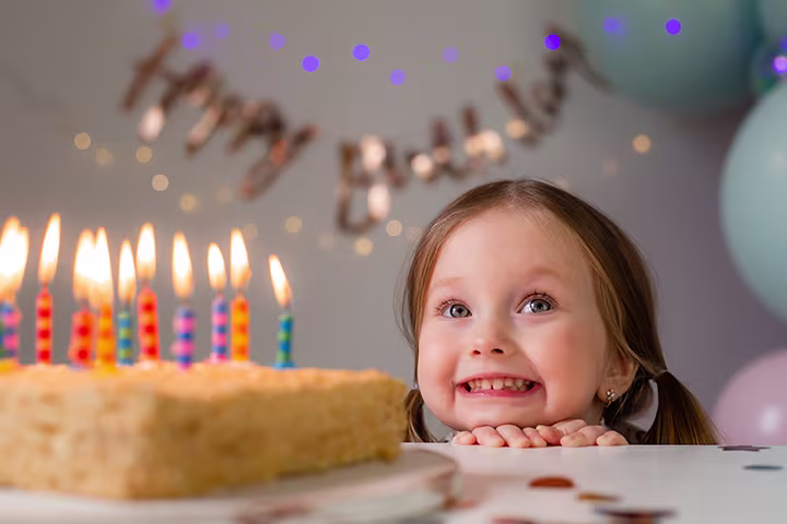 Κοριτσάκι και τούρτα γενεθλίων