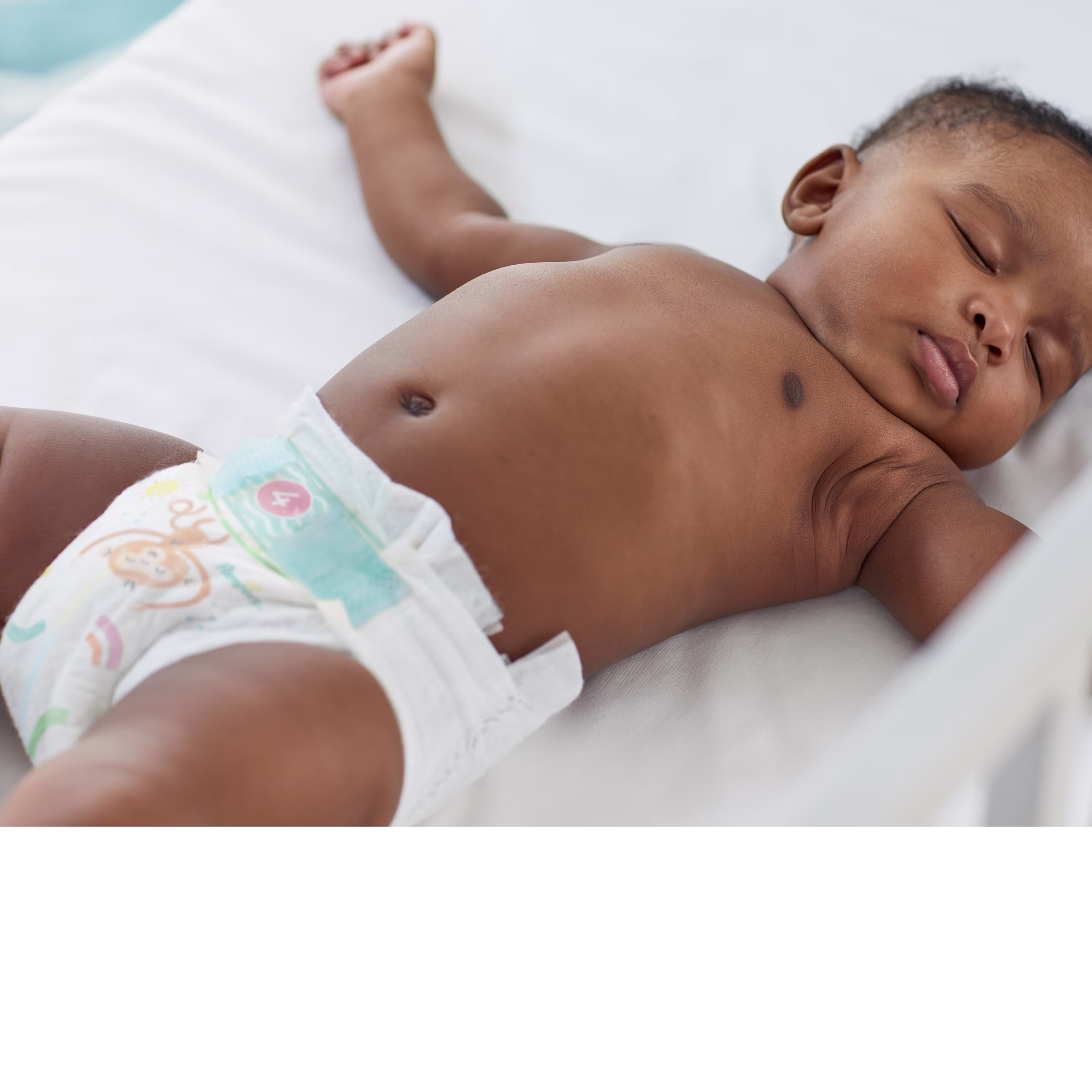 Un bebeluș care doarme și poartă scutece Pampers Active Baby.