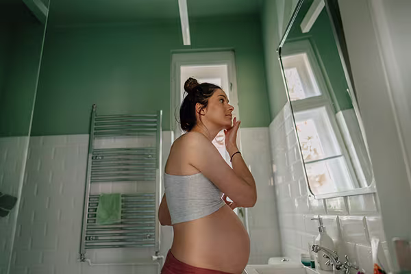 Akne under graviditet: orsaker, förebyggande och behandling