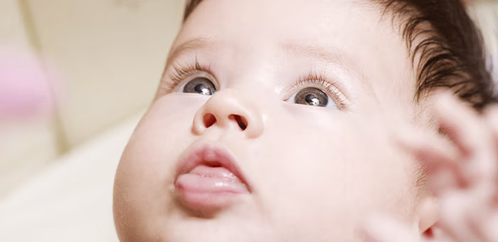 Bebé mirando hacia arriba.