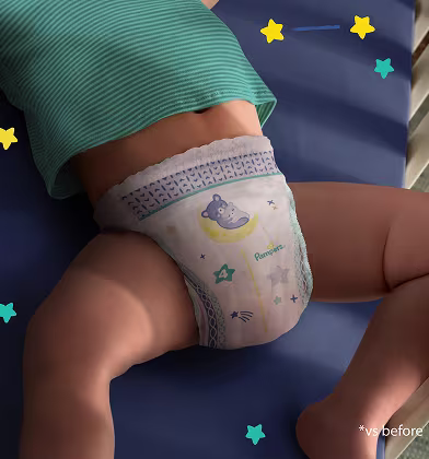 Zdjęcie pokazuje dolną część tułowia i nogi niemowlęcia leżącego na ciemnoniebieskiej powierzchni w pieluszce Pampers.