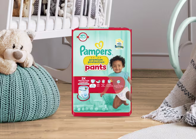 Pampers Premium Protection Pants Packung in einem Babyzimmer.