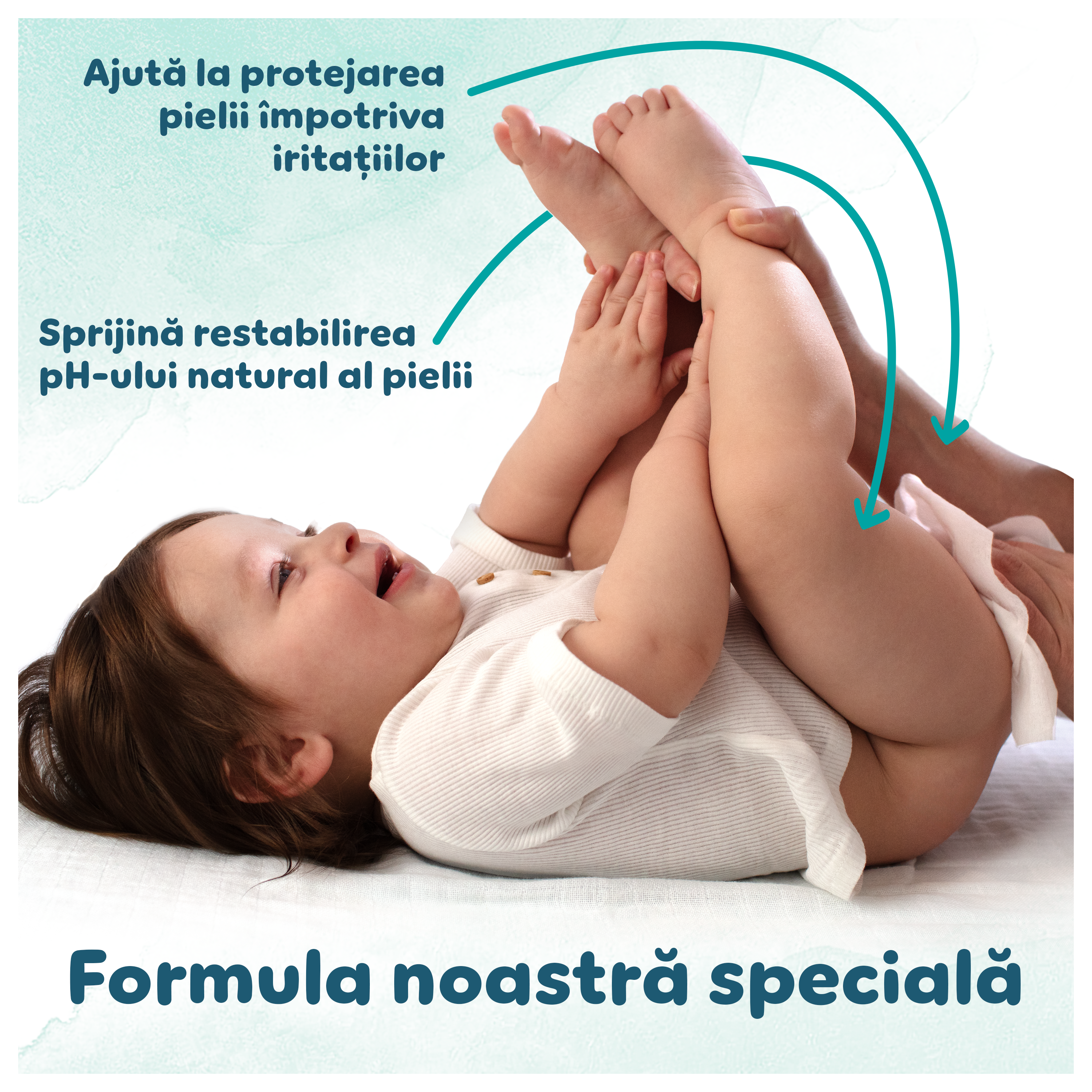 Un bebe stă întins pe spate, jucându-se și ținându-și picioarele. Textul subliniază că formula specială a șervețelelor umede Pampers Harmonie New Baby ajută la protejarea pielii delicate împotriva iritațiilor și la restabilirea nivelului natural de pH.