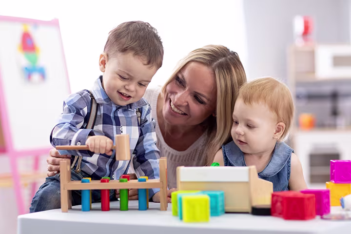 Δασκάλα με μωρά στο σταθμό