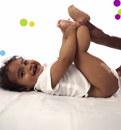 Ένα μωρό είναι ξαπλωμένο ανάσκελα σε μια λευκή επιφάνεια, κρατώντας τα πόδια του ψηλά ενώ ένας γονιός χρησιμοποιεί ένα μαντηλάκι για να καθαρίσει τα οπίσθια του μωρού. Ένα μωρό είναι ξαπλωμένο ανάσκελα σε μια λευκή επιφάνεια, κρατώντας τα πόδια του ψηλά ενώ ένας γονιός χρησιμοποιεί ένα μαντηλάκι για να καθαρίσει τα οπίσθια του μωρού.