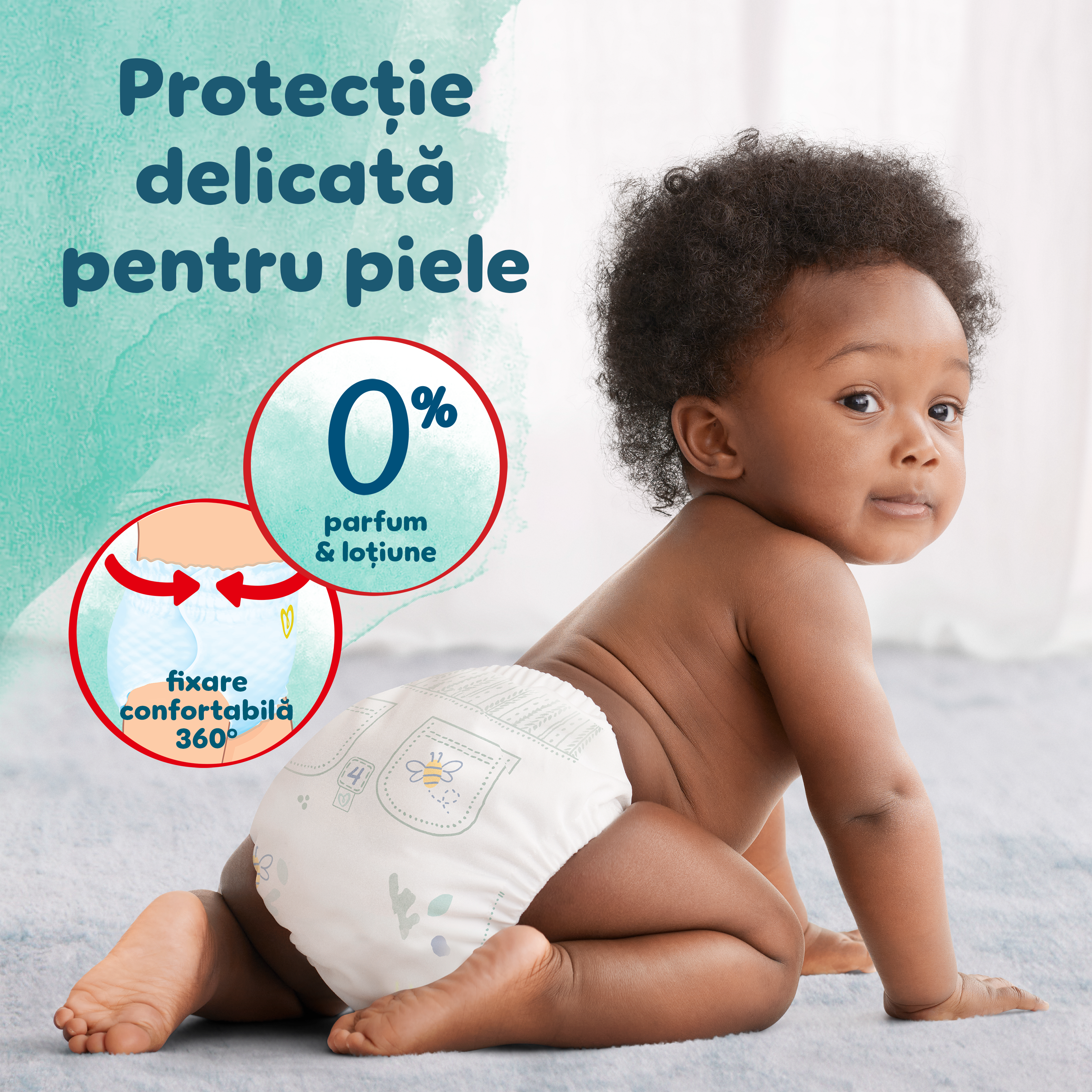 Un bebeluș drăgălaș merge de-a bușilea pe podea purtând Pampers Harmonie Pants. Textul evidențiază caracteristicile scutecului: „0% parfum și loțiune” și „Confort 360°.