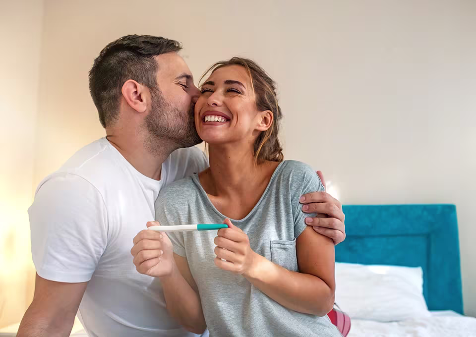 Pareja feliz con síntomas de embarazo Pareja feliz con síntomas de embarazo