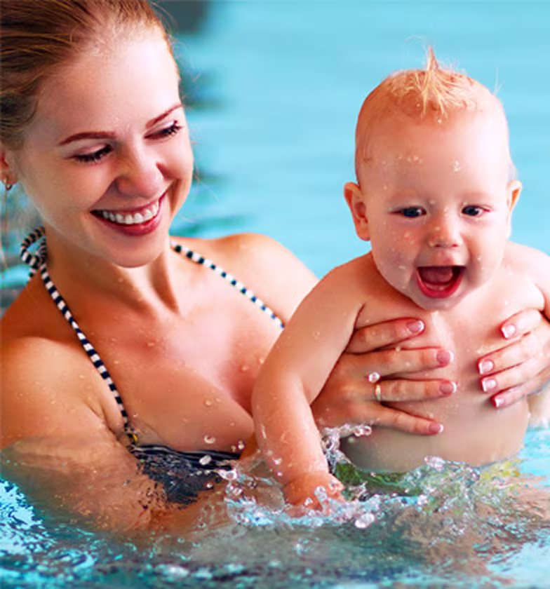 Mamãe com bebê na piscina
