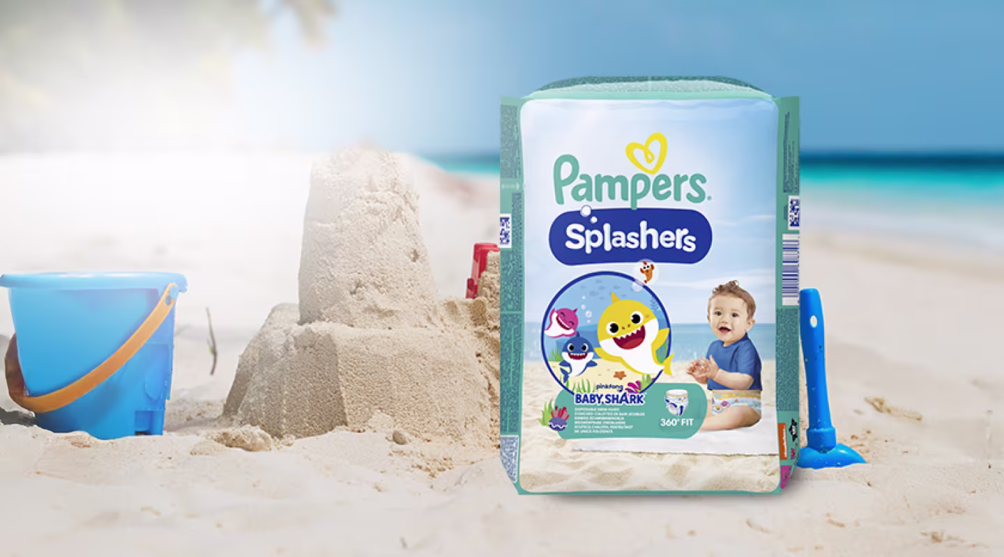 Pachet de scutece Pampers Splashers pe plajă