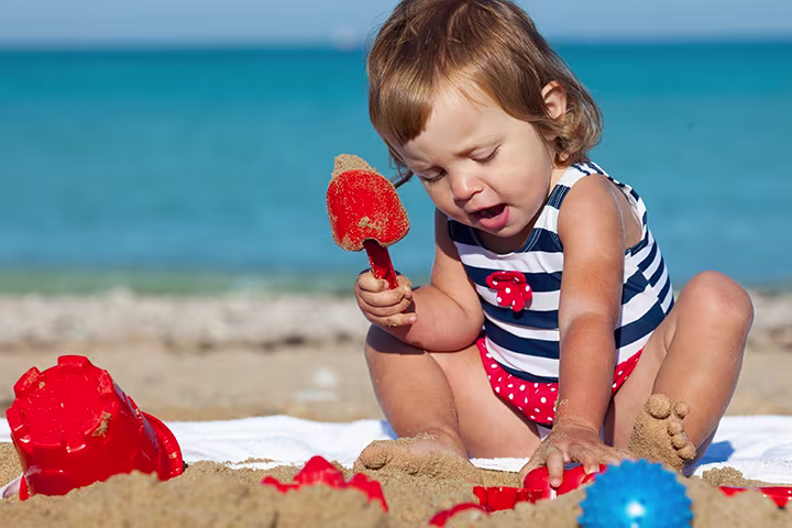 Μωρό παίζει με την άμμο