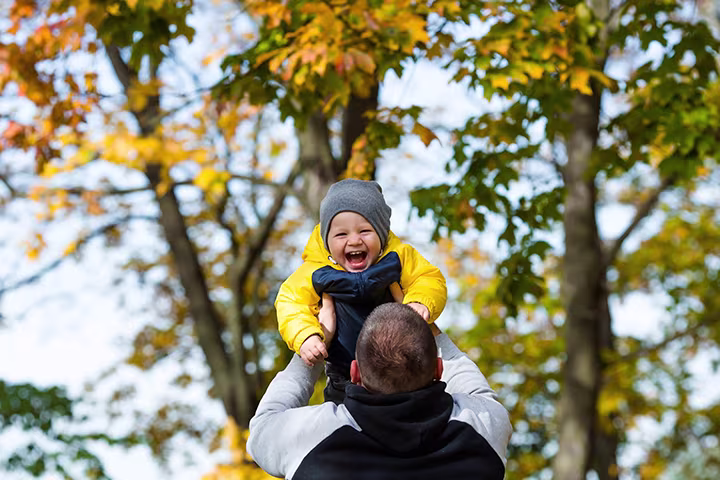 Μπαμπάς κρατάει ψηλά το παιδί του