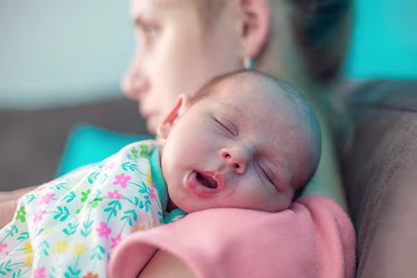¿Es normal que mi hijo mueve la cabeza para dormir?