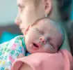 ¿Es normal que mi hijo mueve la cabeza para dormir?