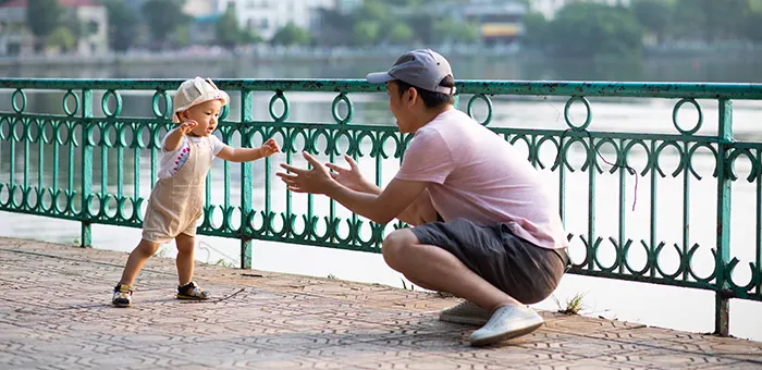 Un enfant chaussures aux pieds Un enfant chaussures aux pieds