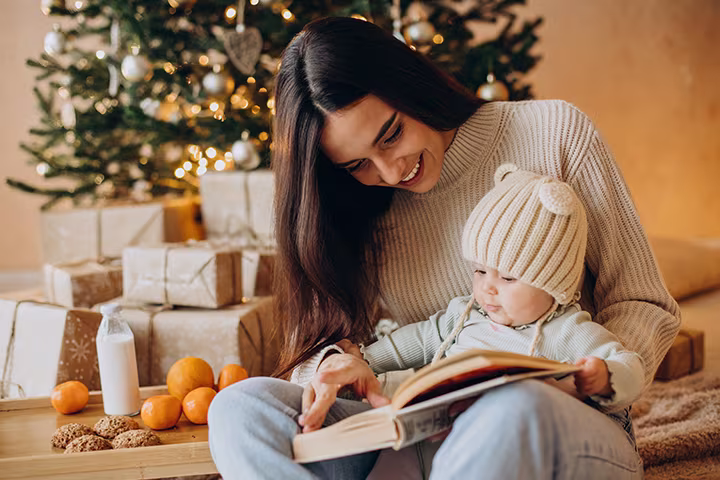 Μαμά με μωρό διαβάζουν βιβλίο