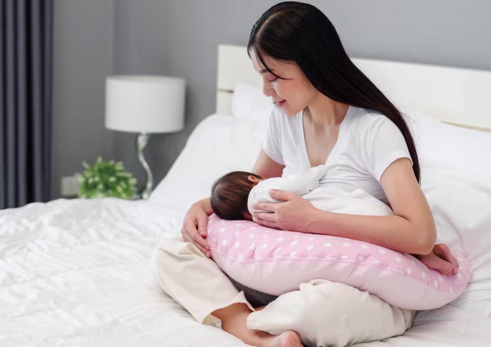 Mamá padeciendo sueño por amamantar a su guagua