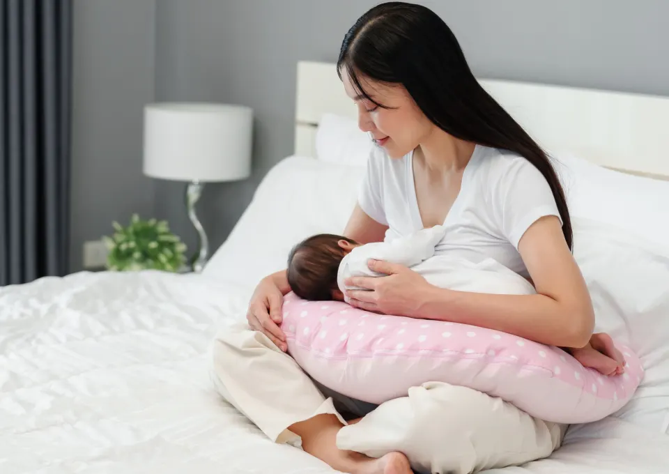 Mamá padeciendo sueño por amamantar a su guagua
