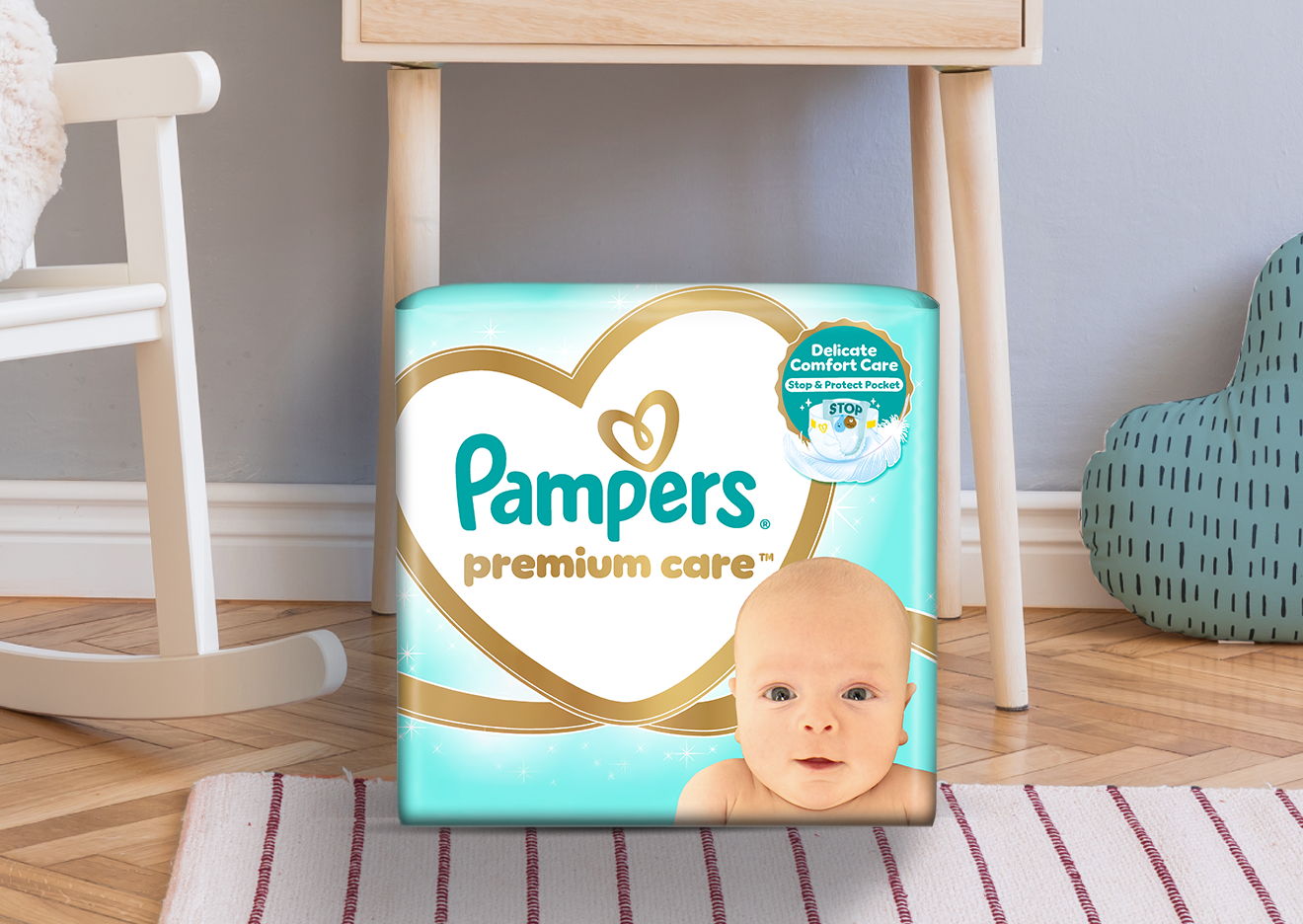 Este prezentat un decor ce amintește de o cameră de copil. Pe podea se află un pachet de Pampers Premium Care.