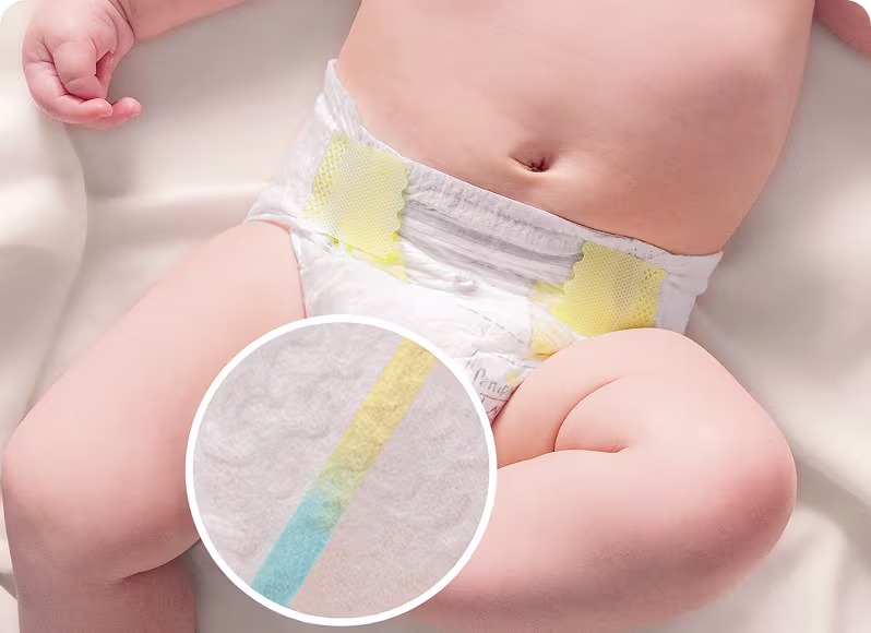 Imagen que muestra el indicador de humedad de Pampers Swaddlers, que te avisa cuando tu bebé está mojado y puede necesitar un cambio de pañal.