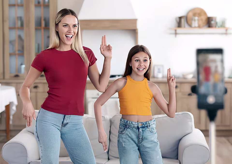 Madre influencer de Chile pasando tiempo con su hija
