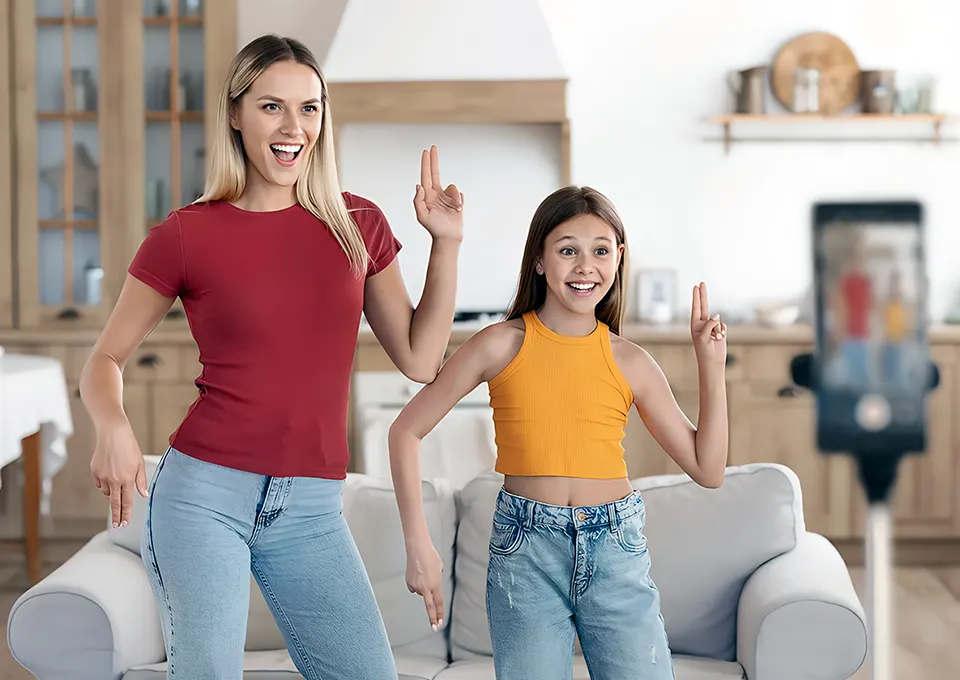 Madre influencer de Chile pasando tiempo con su hija