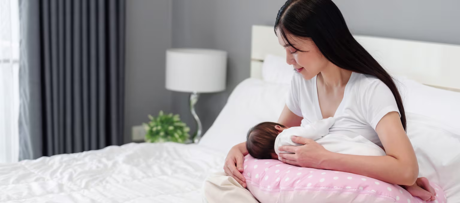 Mamá padeciendo sueño por amamantar a su bebé