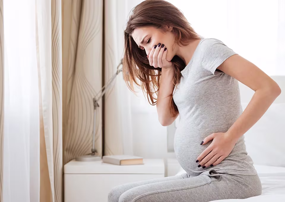 Mujer con Náuseas matutinas en el embarazo