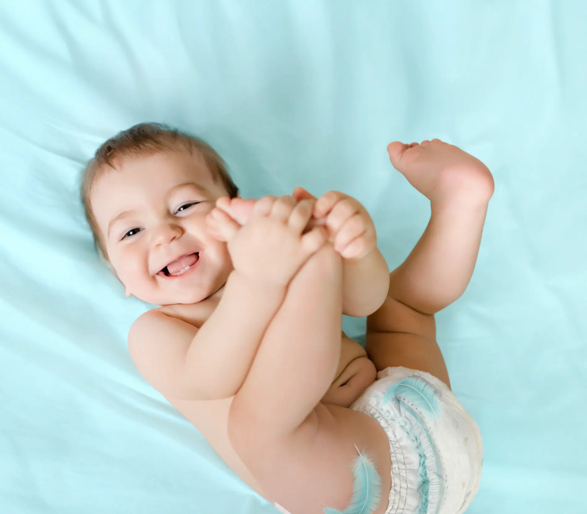 Leżące szczęśliwe dziecko