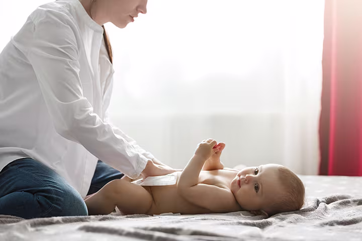 Μαμά αλλάζει πάνα στο μωρό της